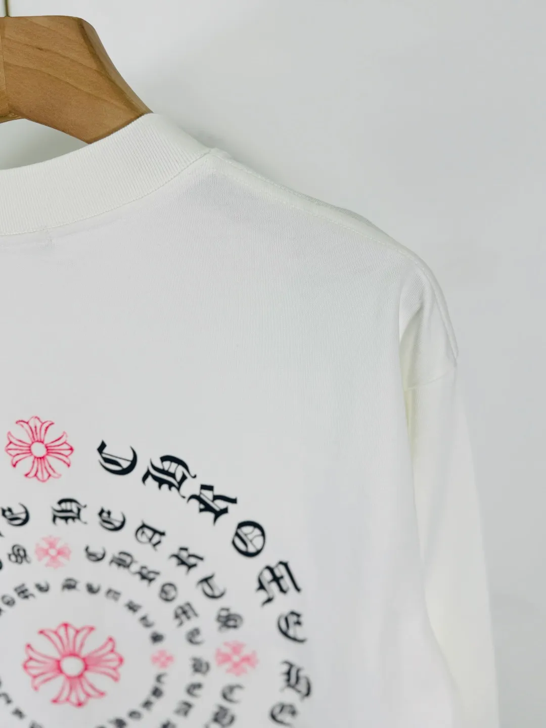 P280 top version, real shot without P, ​​different from market currency) 𝗖𝗵𝗿𝗼𝗺𝗲 𝗛𝗲𝗮𝗿𝘁𝘀/Cro Heart 2025 Autumn and Winter Horseshoe Cross 3D Printed Couple Casual Long Sleeve 👑The highest version! Customized fabric 320g fabric! Horseshoe cross sticker, a best-selling model in the counter, very comfortable to wear. Accessories: original molded and authenticated collar label➕100% silk wash label. Genuine purchase-grade original hangtag➕matching hanging rope➕3D hanging beads➕original packaging bag. Craftsmanship: The original version has consistent wiring! The highest version of the armhole matching technique! Color: Black White Size: S M L XL XXL
